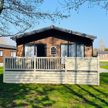 Happy Days Lodge With Hot Tub Йорк Экстерьер фото